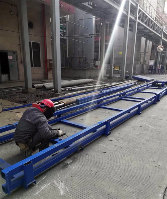 发往四川的4台导轨式货梯正在安装中